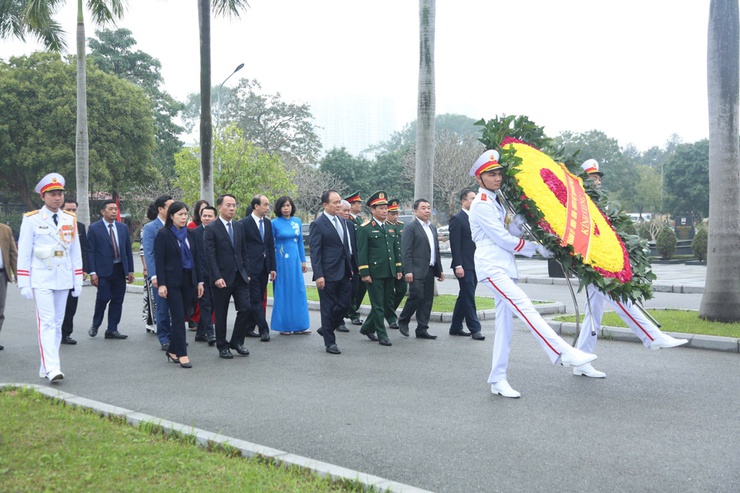 Đoàn đại biểu thành phố Hà Nội dâng hương tại Nghĩa trang Mai Dịch- Ảnh 1.