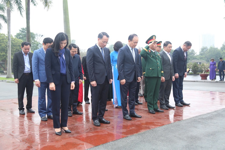 Đoàn đại biểu thành phố Hà Nội dâng hương tại Nghĩa trang Mai Dịch- Ảnh 3.