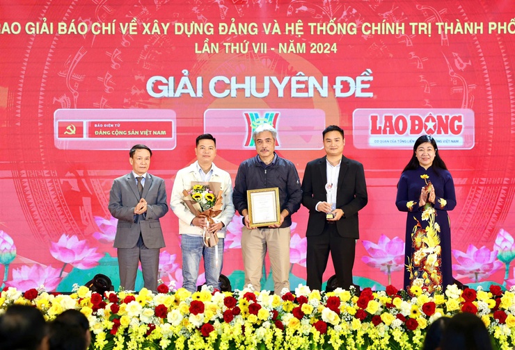 Hà Nội trao thưởng Giải Báo chí về xây dựng Đảng lần thứ VII năm 2024- Ảnh 5.