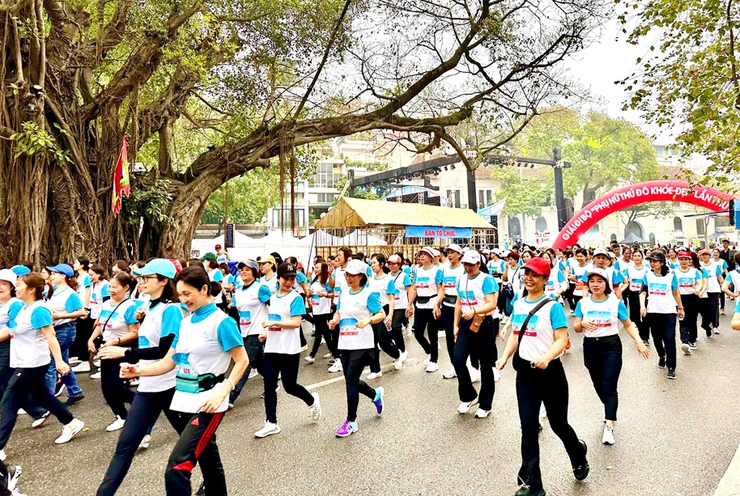 Gần 1.000 vận động viên tham gia giải đi bộ “Phụ nữ Thủ đô khỏe - đẹp” lần thứ II- Ảnh 4.