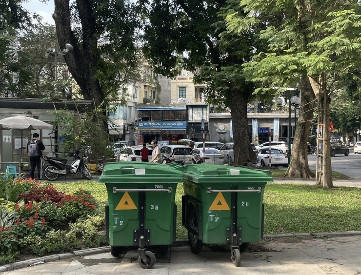 Hoàn Kiếm thay thế toàn bộ xe gom rác mẫu mã cũ bằng thùng composite- Ảnh 1.