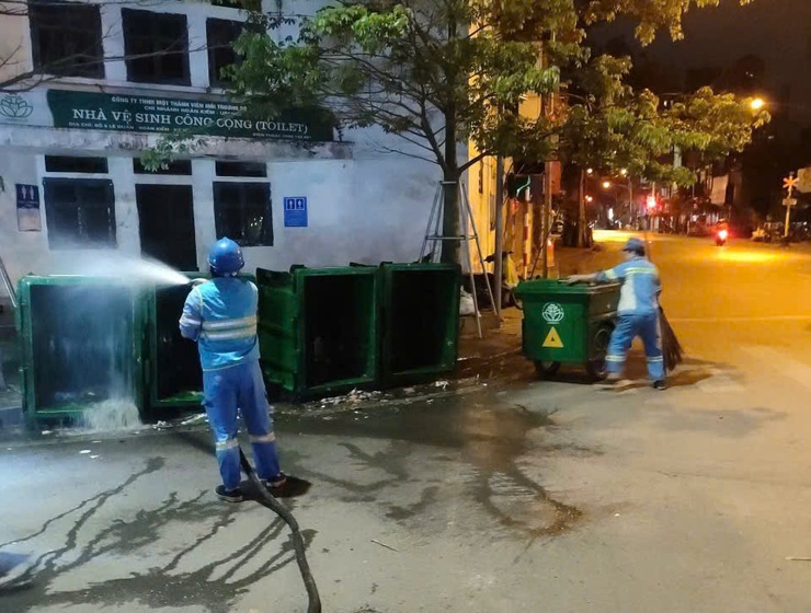 Hoàn Kiếm thay thế toàn bộ xe gom rác mẫu mã cũ bằng thùng composite- Ảnh 2.