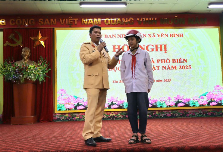 Hơn 120 học sinh Thạch Thất được cung cấp kiến thức về giao thông và sức khỏe- Ảnh 3.