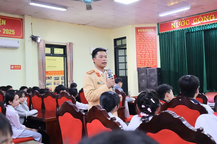 Hơn 120 học sinh Thạch Thất được cung cấp kiến thức về giao thông và sức khỏe- Ảnh 2.