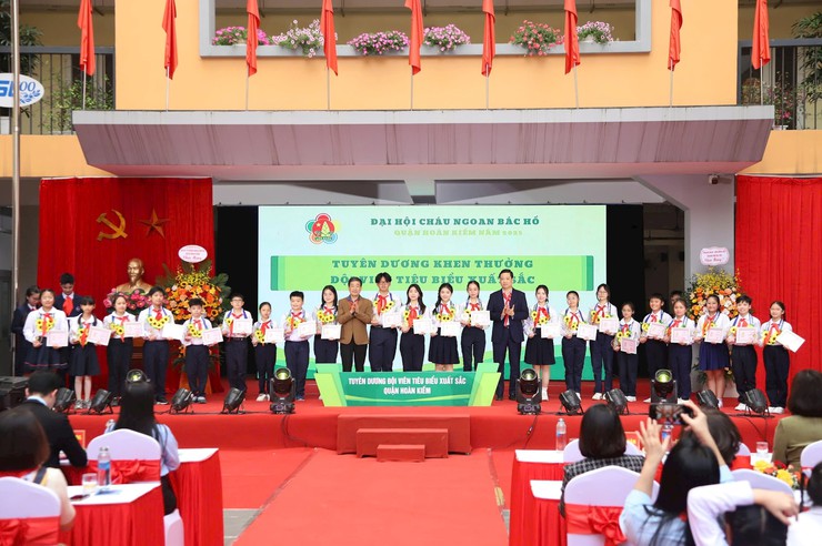 Vinh danh 22 đại biểu "Cháu ngoan Bác Hồ" tiêu biểu quận Hoàn Kiếm- Ảnh 3.