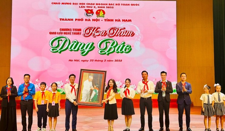 Giao lưu nghệ thuật "Hoa thơm dâng Bác": Cầu nối đoàn kết và Phát triển tài năng thiếu nhi- Ảnh 4.