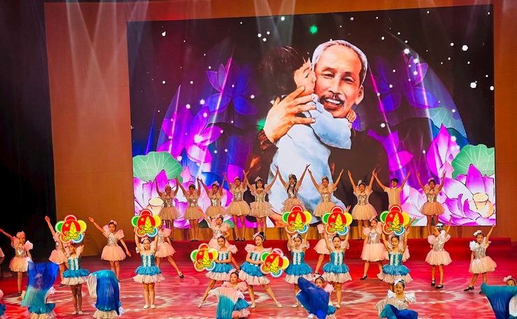 Giao lưu nghệ thuật "Hoa thơm dâng Bác": Cầu nối đoàn kết và Phát triển tài năng thiếu nhi- Ảnh 1.