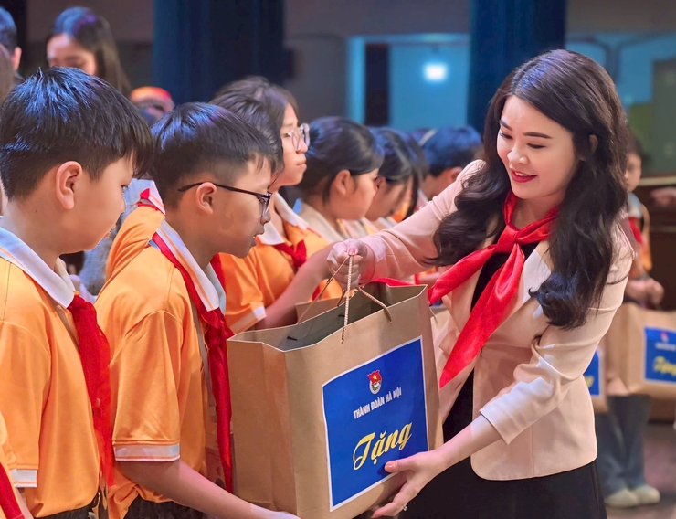 Giao lưu nghệ thuật "Hoa thơm dâng Bác": Cầu nối đoàn kết và Phát triển tài năng thiếu nhi- Ảnh 2.