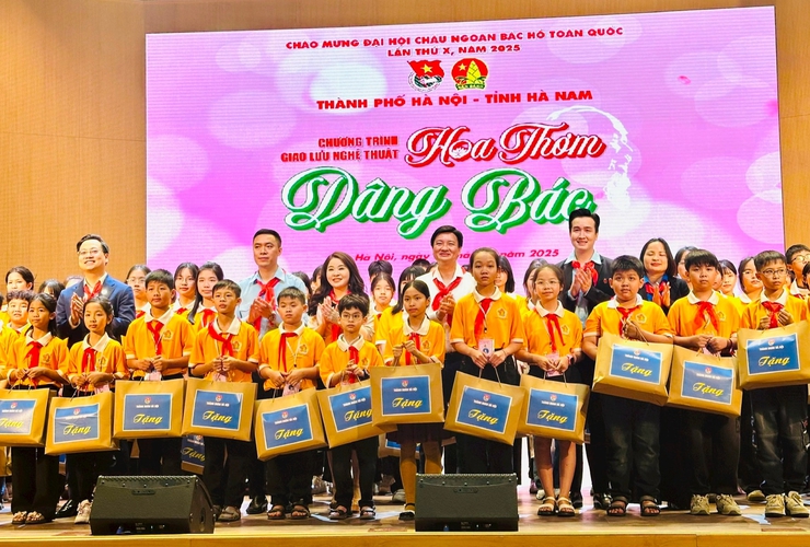 Giao lưu nghệ thuật "Hoa thơm dâng Bác": Cầu nối đoàn kết và Phát triển tài năng thiếu nhi- Ảnh 3.