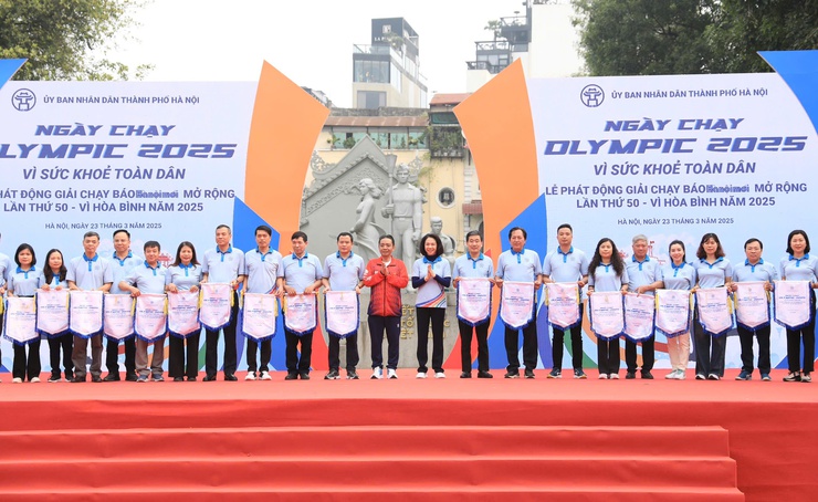 Hơn 4.000 người tham dự Ngày chạy Olympic và Giải chạy Báo Hànộimới năm 2025- Ảnh 6.