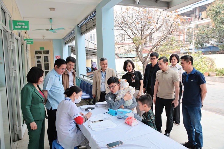 Tăng tốc tiêm vắc xin phòng bệnh sởi cho trẻ vào cả thứ Bảy và Chủ Nhật- Ảnh 2.