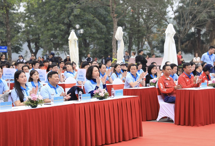 Hơn 4.000 người tham dự Ngày chạy Olympic và Giải chạy Báo Hànộimới năm 2025- Ảnh 5.