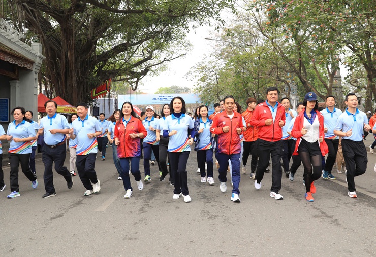 Hơn 4.000 người tham dự Ngày chạy Olympic và Giải chạy Báo Hànộimới năm 2025- Ảnh 7.