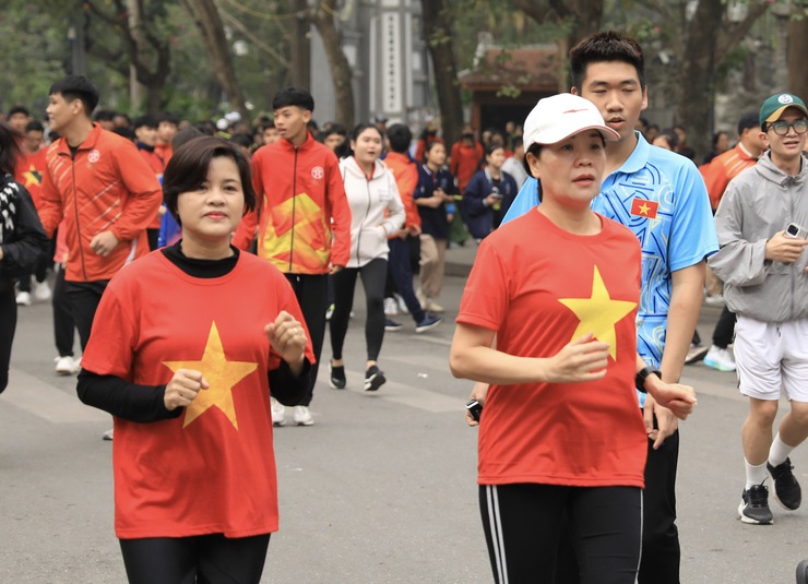 Hơn 4.000 người tham dự Ngày chạy Olympic và Giải chạy Báo Hànộimới năm 2025- Ảnh 8.
