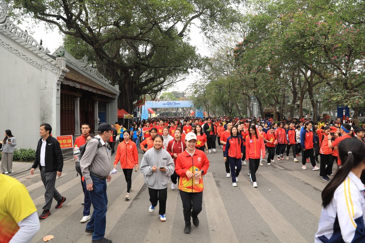 Hơn 4.000 người tham dự Ngày chạy Olympic và Giải chạy Báo Hànộimới năm 2025- Ảnh 9.