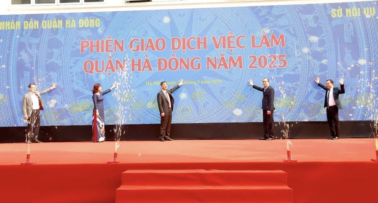 56 đơn vị tham gia tuyển dụng tại phiên giao dịch việc làm quận Hà Đông- Ảnh 1.