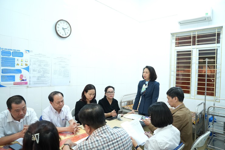 Phó Chủ tịch UBND Thành phố Vũ Thu Hà kiểm tra công tác triển khai Chiến dịch tiêm phòng sởi tại một số đơn vị- Ảnh 1.