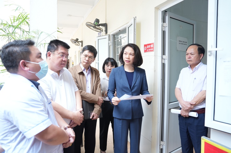 Phó Chủ tịch UBND Thành phố Vũ Thu Hà kiểm tra công tác triển khai Chiến dịch tiêm phòng sởi tại một số đơn vị- Ảnh 3.