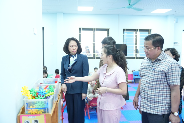 Phó Chủ tịch UBND Thành phố Vũ Thu Hà kiểm tra công tác triển khai Chiến dịch tiêm phòng sởi tại một số đơn vị- Ảnh 4.
