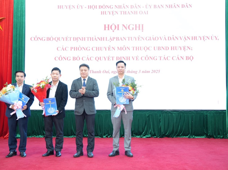 Huyện Thanh Oai: Bổ nhiệm lãnh đạo các phòng chuyên môn sau sắp xếp bộ máy- Ảnh 1.