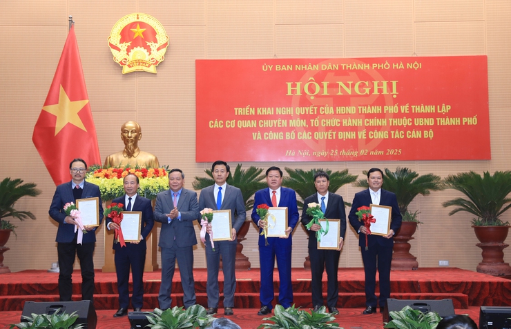 Hanoi announces post-merger departments, agencies, and leadership rearrangements- Ảnh 2.