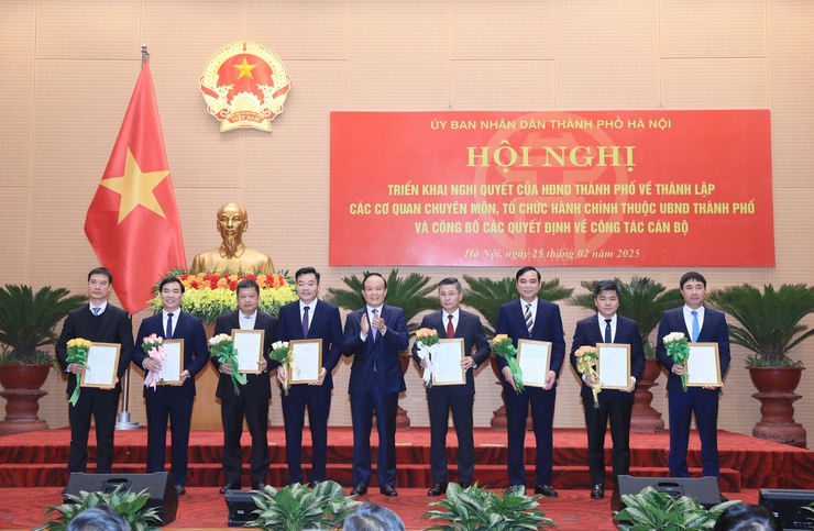 Hanoi announces post-merger departments, agencies, and leadership rearrangements- Ảnh 3.