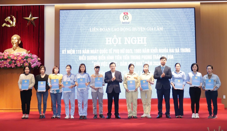 Liên đoàn lao động huyện Gia Lâm biểu dương các gương "Giỏi việc nước-Đảm việc nhà" năm 2024- Ảnh 3.