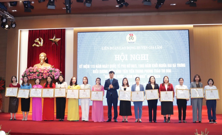 Liên đoàn lao động huyện Gia Lâm biểu dương các gương "Giỏi việc nước-Đảm việc nhà" năm 2024- Ảnh 1.