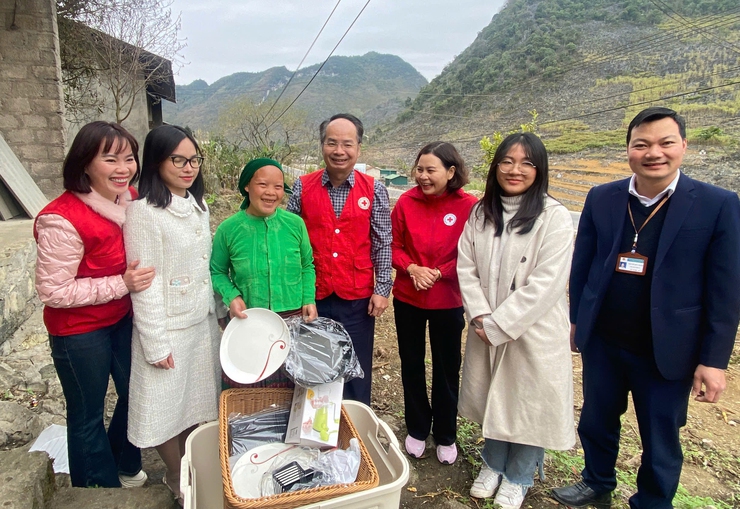 Hội Chữ thập đỏ thành phố Hà Nội trao quà cho phụ nữ có hoàn cảnh khó khăn tại tỉnh Hà Giang- Ảnh 3.