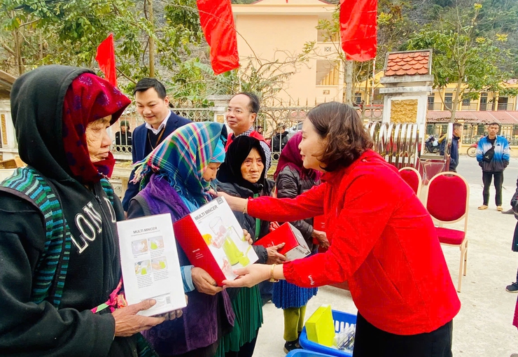 Hội Chữ thập đỏ thành phố Hà Nội trao quà cho phụ nữ có hoàn cảnh khó khăn tại tỉnh Hà Giang- Ảnh 2.