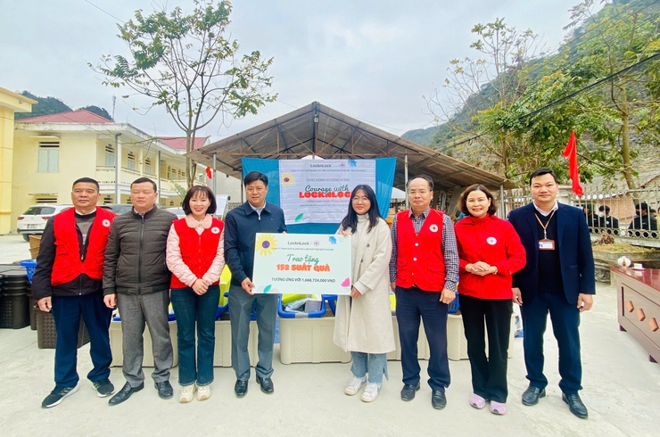 Hội Chữ thập đỏ thành phố Hà Nội trao quà cho phụ nữ có hoàn cảnh khó khăn tại tỉnh Hà Giang- Ảnh 1.