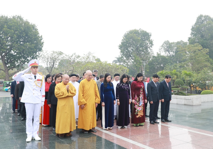 Hanoi Fatherland Front meets with artists, intellectuals, religious dignitaries, and overseas Vietnamese- Ảnh 2.