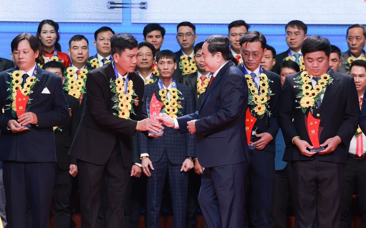 Vietnam honors 95 outstanding workers who are communist Party members- Ảnh 2.