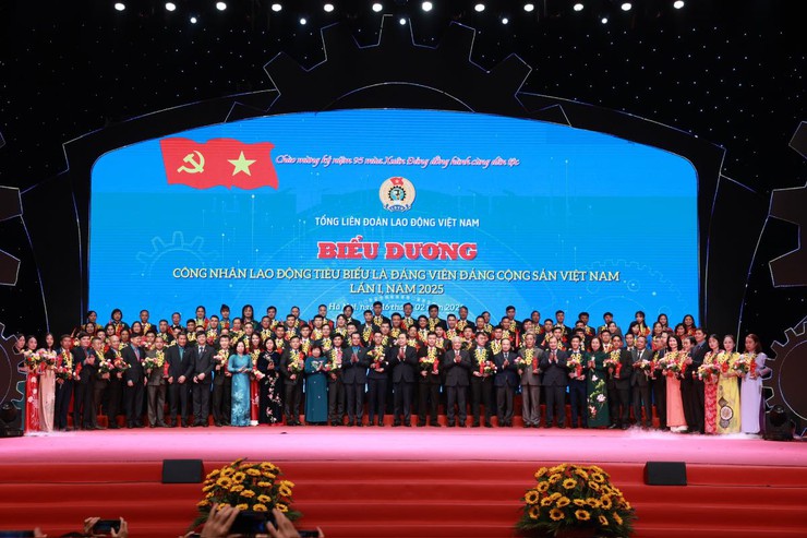 Vietnam honors 95 outstanding workers who are communist Party members- Ảnh 1.