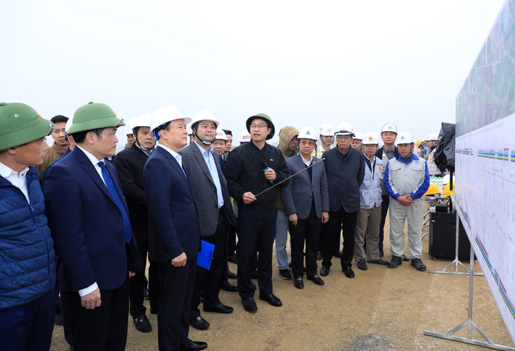 Hanoi People's Council chairman visits Ring Road No.4 construction site- Ảnh 1.