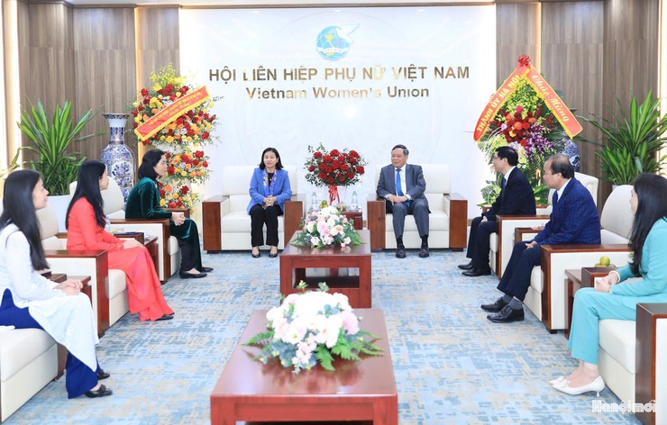 Phó Bí thư Thường trực Thành ủy Nguyễn Văn Phong chúc mừng Trung ương Hội Liên hiệp phụ nữ Việt Nam- Ảnh 1.