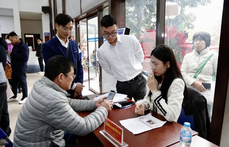 Hiệu quả hoạt động ngày đầu tại Trung tâm Phục vụ hành chính công thành phố Hà Nội - Chi nhánh số 7- Ảnh 1.