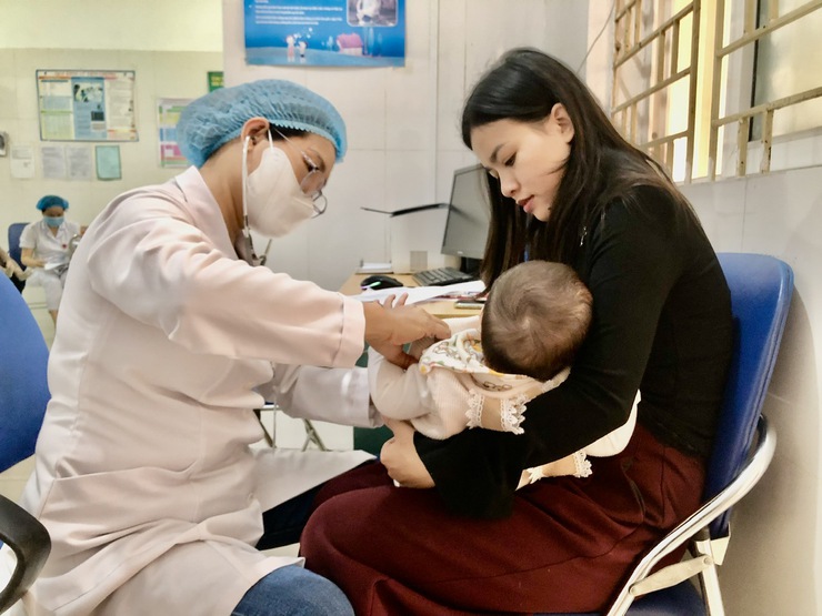 Số ca mắc sởi gia tăng, Hà Nội tiếp tục đẩy nhanh tiến độ tiêm chủng vắc xin cho trẻ- Ảnh 1.