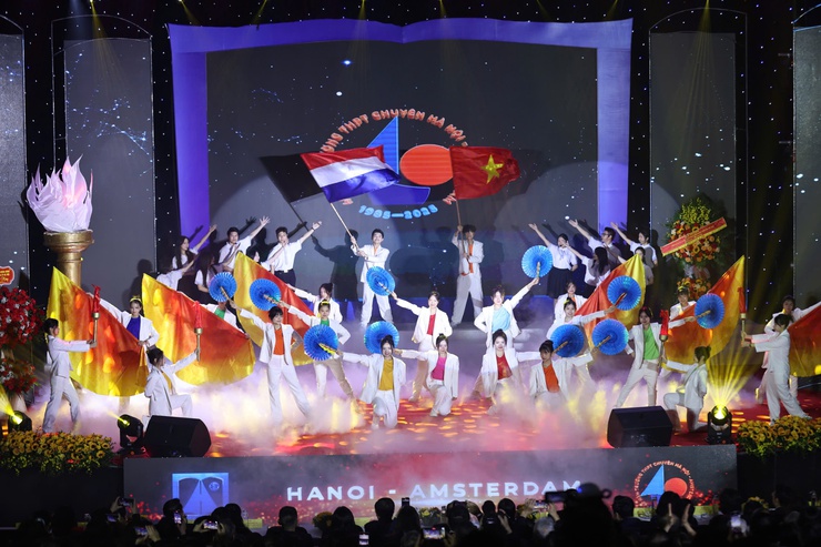 Hanoi-Amsterdam High School for Gifted Students receives First-Class Labor Order- Ảnh 2.