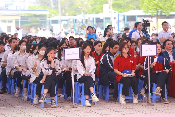 Hơn 2.000 học sinh Hà Nội được đối thoại, tư vấn tuyển sinh, hướng nghiệp- Ảnh 1.