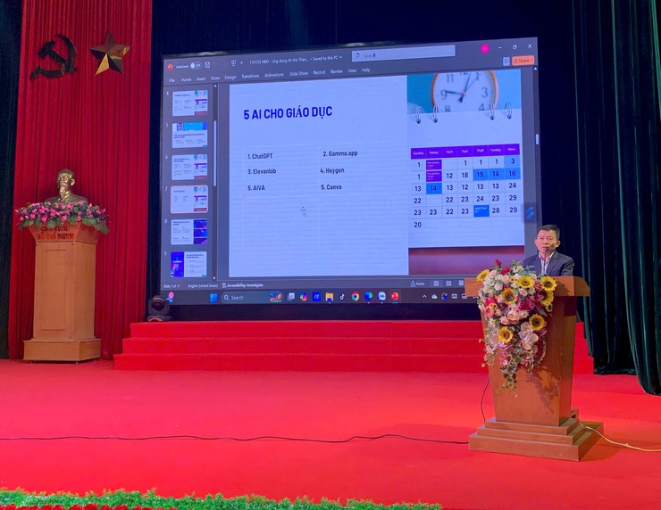 Đồng chí Nguyễn Thanh Khiết - Chuyên gia chuyển đổi số, ứng dụng số, ứng dụng AI giới thiệu về tầm quan trọng của chuyển đổi số