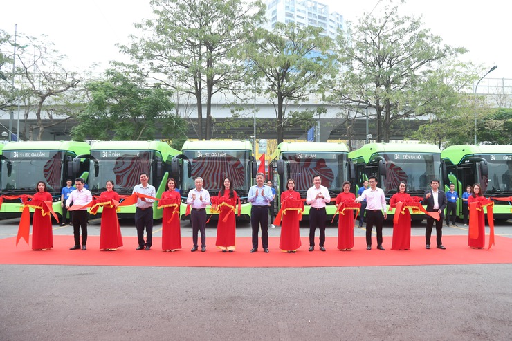 Khai trương tuyến xe buýt điện số 34 (Bến xe Mỹ Đình - Gia Lâm)- Ảnh 1.