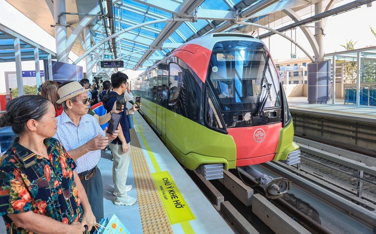 Hà Nội: Xe buýt, tàu điện phục vụ xuyên lễ 30/4 và 1/5- Ảnh 1.