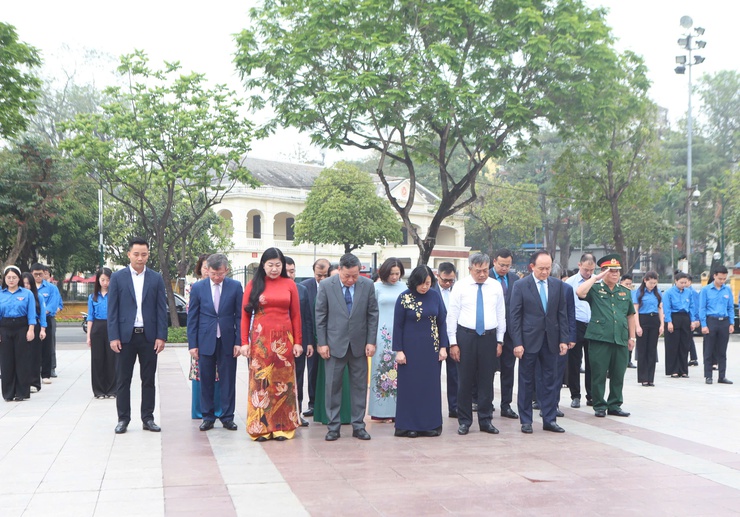 Lãnh đạo thành phố Hà Nội dâng hoa kỷ niệm 155 năm Ngày sinh V.I.Lênin- Ảnh 1.