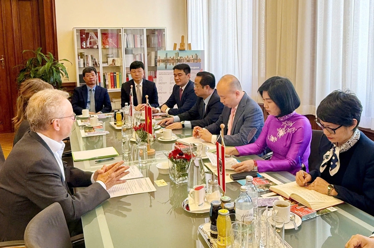 Đoàn đại biểu thành phố Hà Nội thăm, làm việc tại Cộng hòa Áo- Ảnh 1.