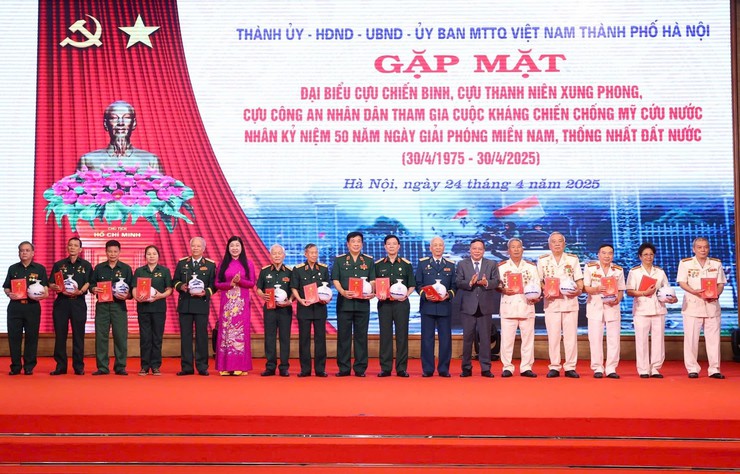 Hà Nội gặp mặt đại biểu cựu chiến binh, cựu thanh niên xung phong, cựu công an nhân dân- Ảnh 8.