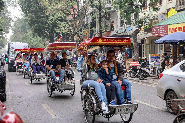 Ngành Du lịch Thủ đô triển khai nhiều hoạt động hấp dẫn du khách dịp nghỉ lễ 30/4 và 1/5- Ảnh 5.