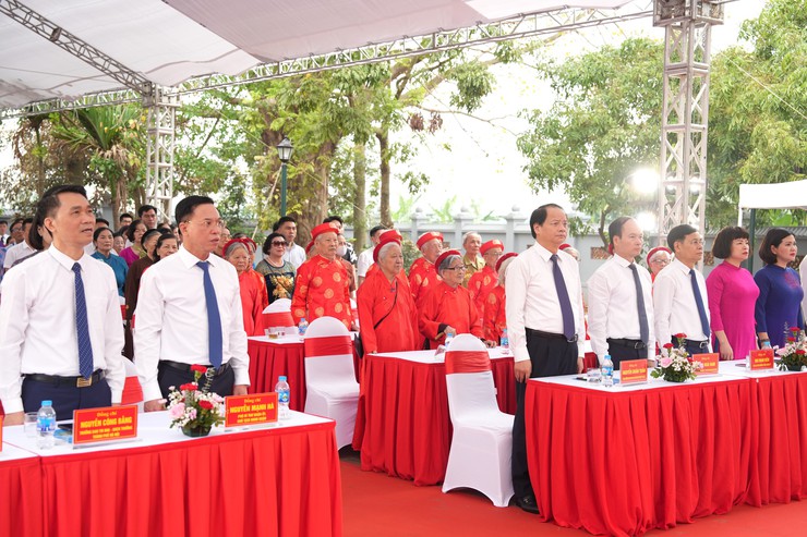 Long Biên gắn biển công trình chào mừng kỷ niệm 50 năm ngày Giải phóng miền Nam, thống nhất đất nước- Ảnh 1.
