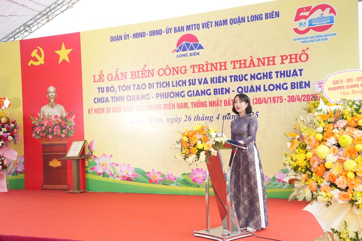 Long Biên gắn biển công trình chào mừng kỷ niệm 50 năm ngày Giải phóng miền Nam, thống nhất đất nước- Ảnh 2.