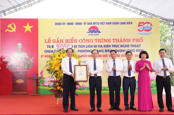 Long Biên gắn biển công trình chào mừng kỷ niệm 50 năm ngày Giải phóng miền Nam, thống nhất đất nước- Ảnh 3.